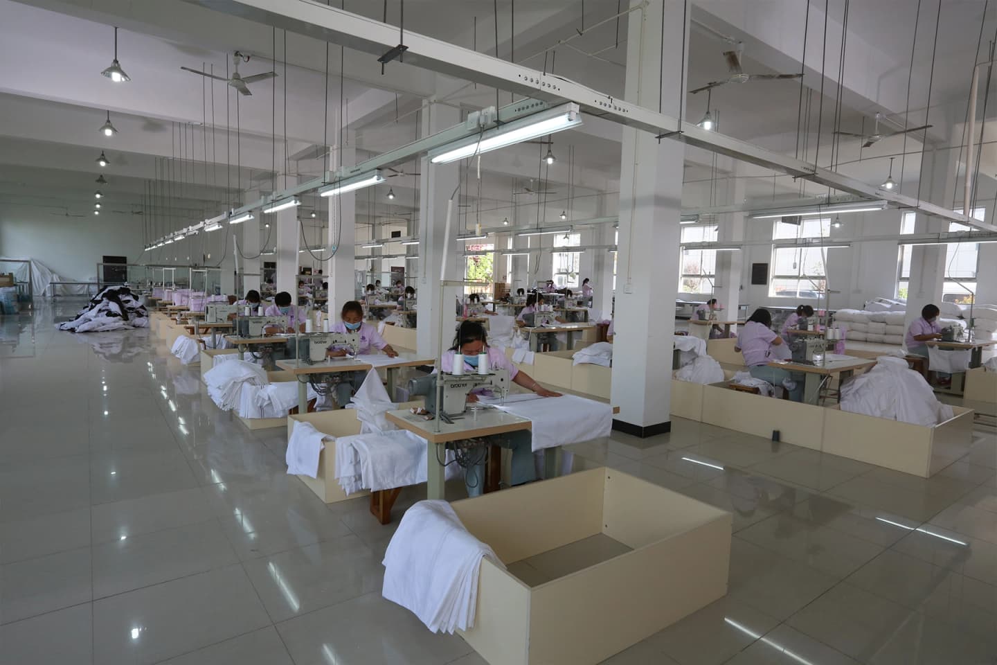 旺大纺织员工进行面料和成品检验